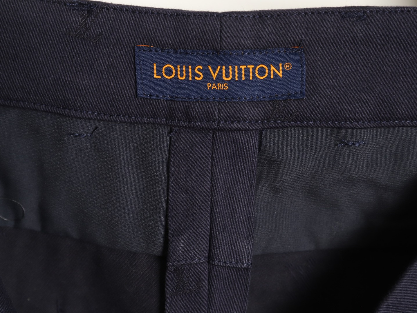 l0vis Vvtt0n shorts