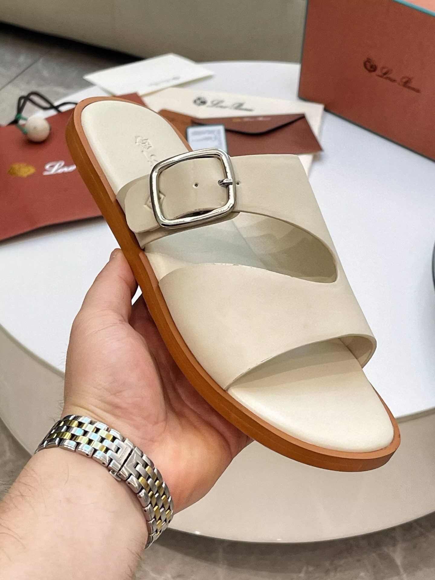 ua L0r0 P1ana sandals
