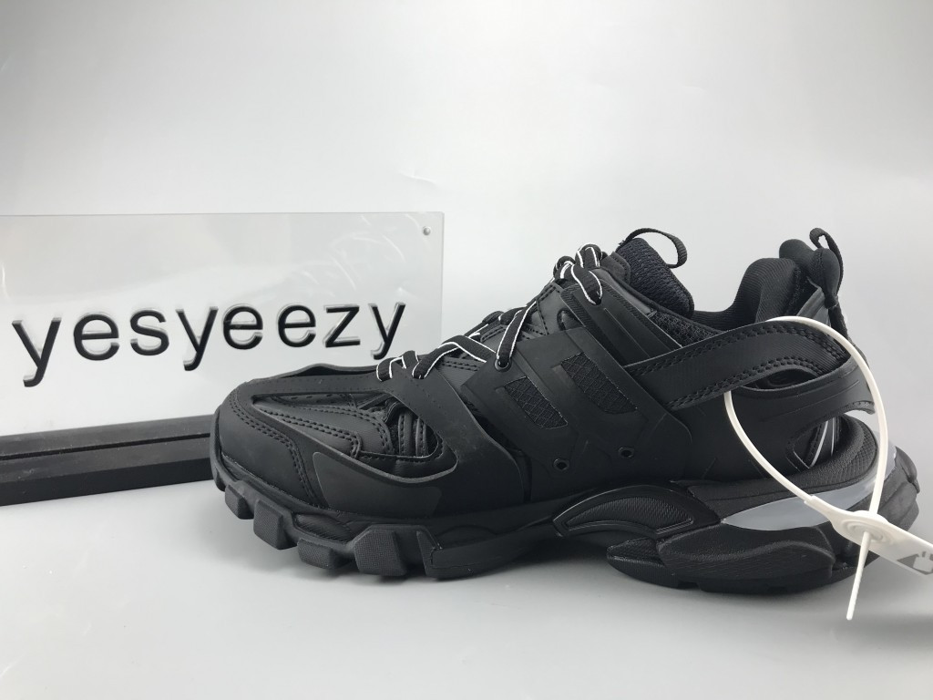 UA TRACK TRAINERS IN BLACK MESH AND NYLON LED SNEAKER