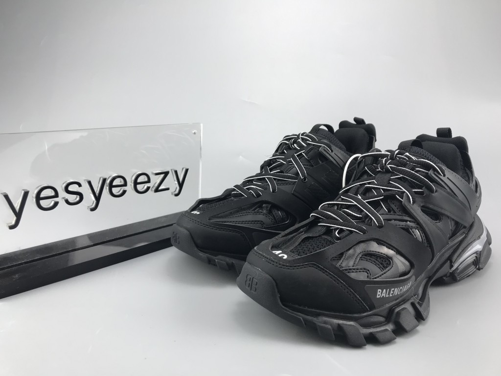 UA TRACK TRAINERS IN BLACK MESH AND NYLON LED SNEAKER