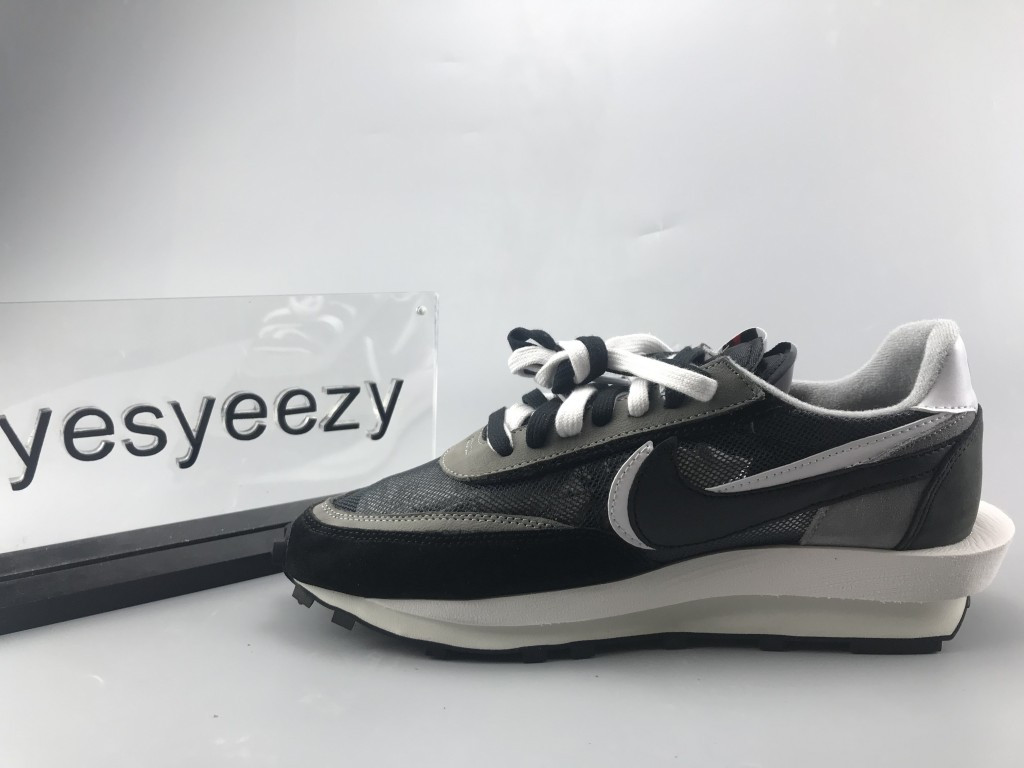 UA NIKE LDWAFFLE/SACAI BLACK ANTHRACITE