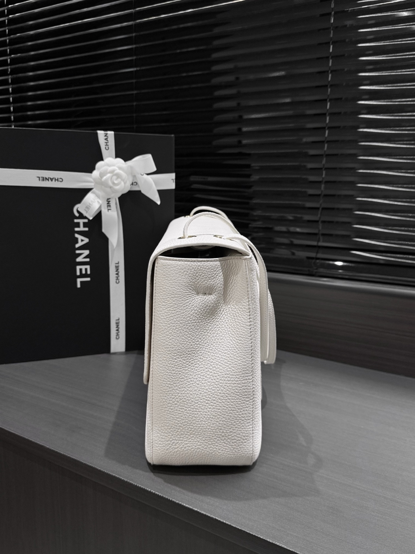 Ch**el Maxi Flap Bag in White with Gold-Tone Hardware AS6233 26x38.5x11cm