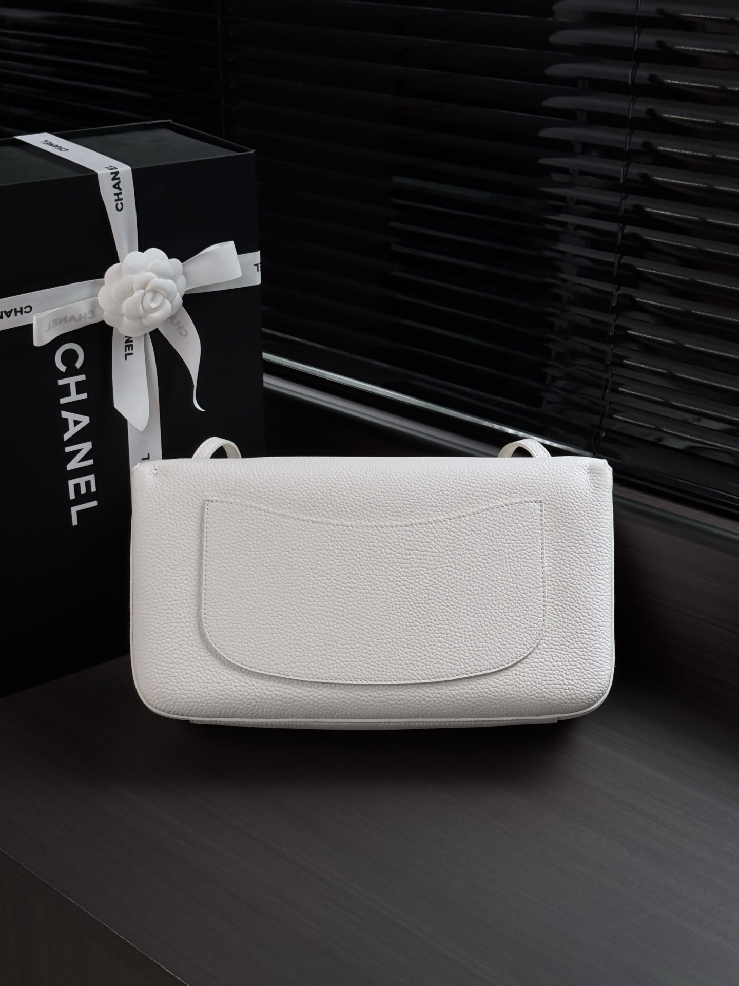 Ch**el Maxi Flap bag in White with Gold-Tone Hardware AS6231 19.5x32x10cm