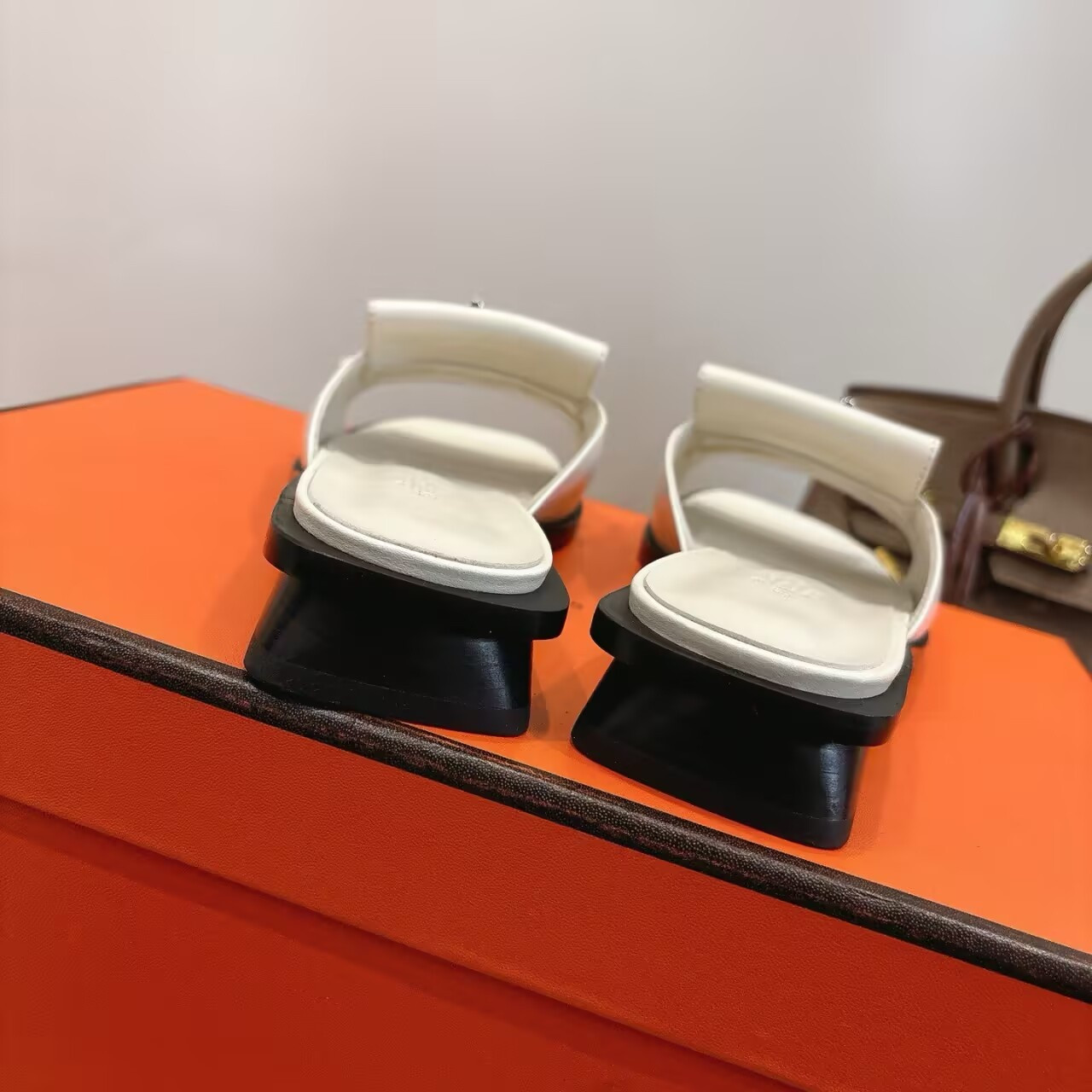 UA H**me5 Isle sandal