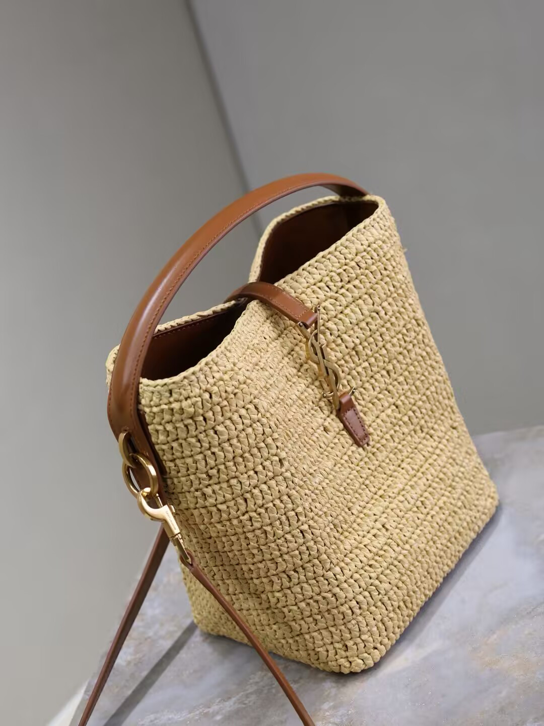 Y51 le 37 (raffia) 17x20x13cm
