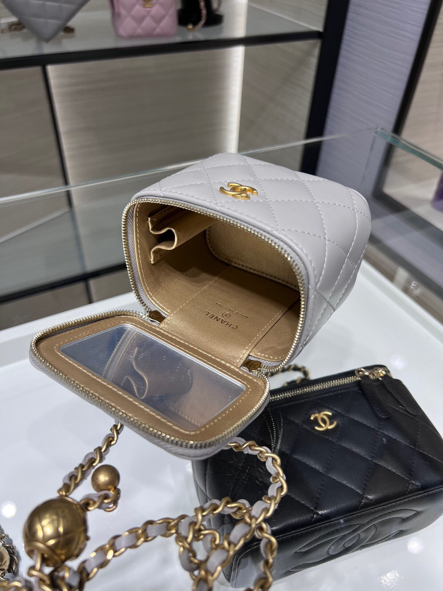 Ch**el Small Vanity with Chain AP1447 8.5x11x7cm