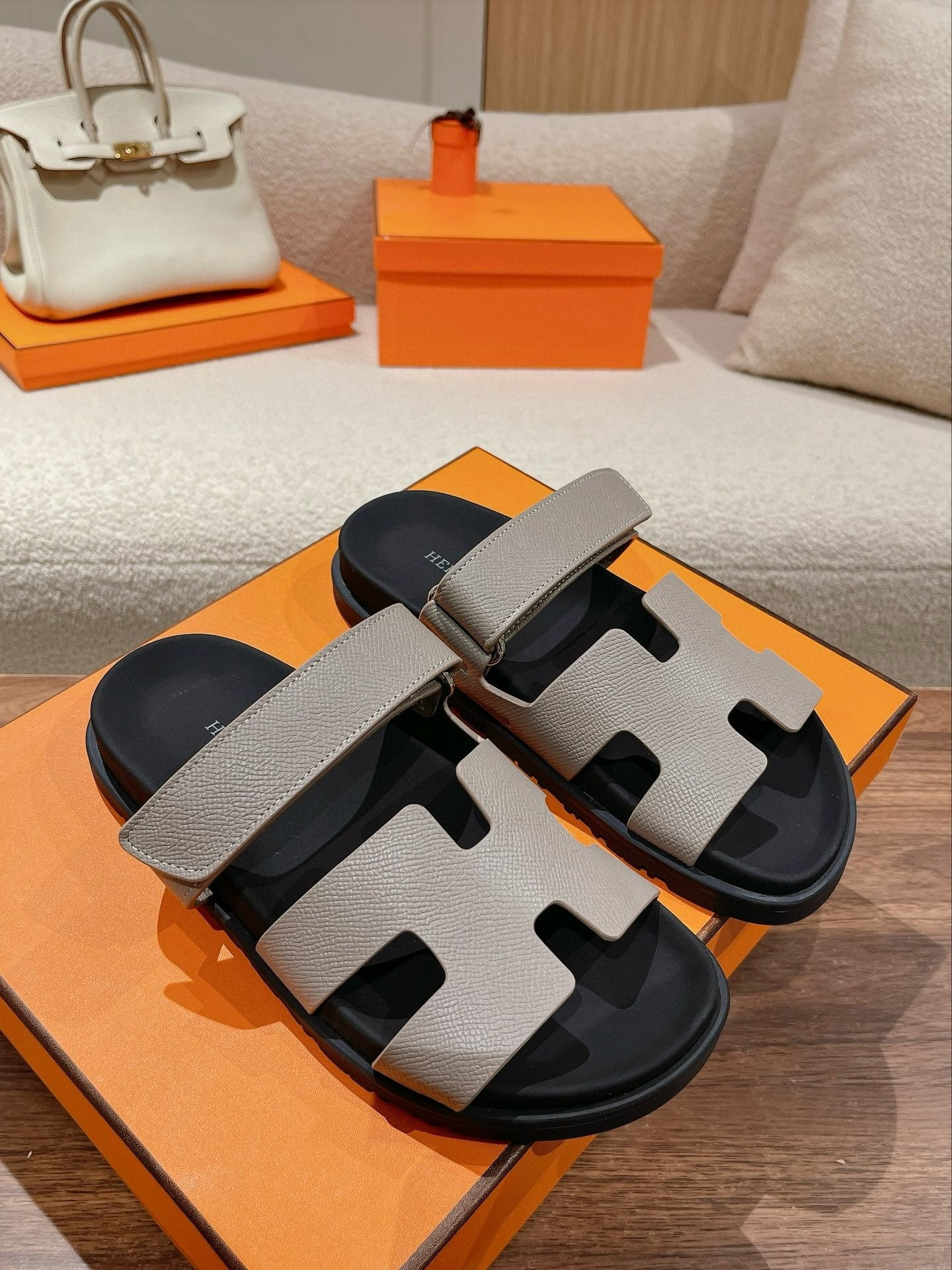 UA H**me5 Chypre sandal