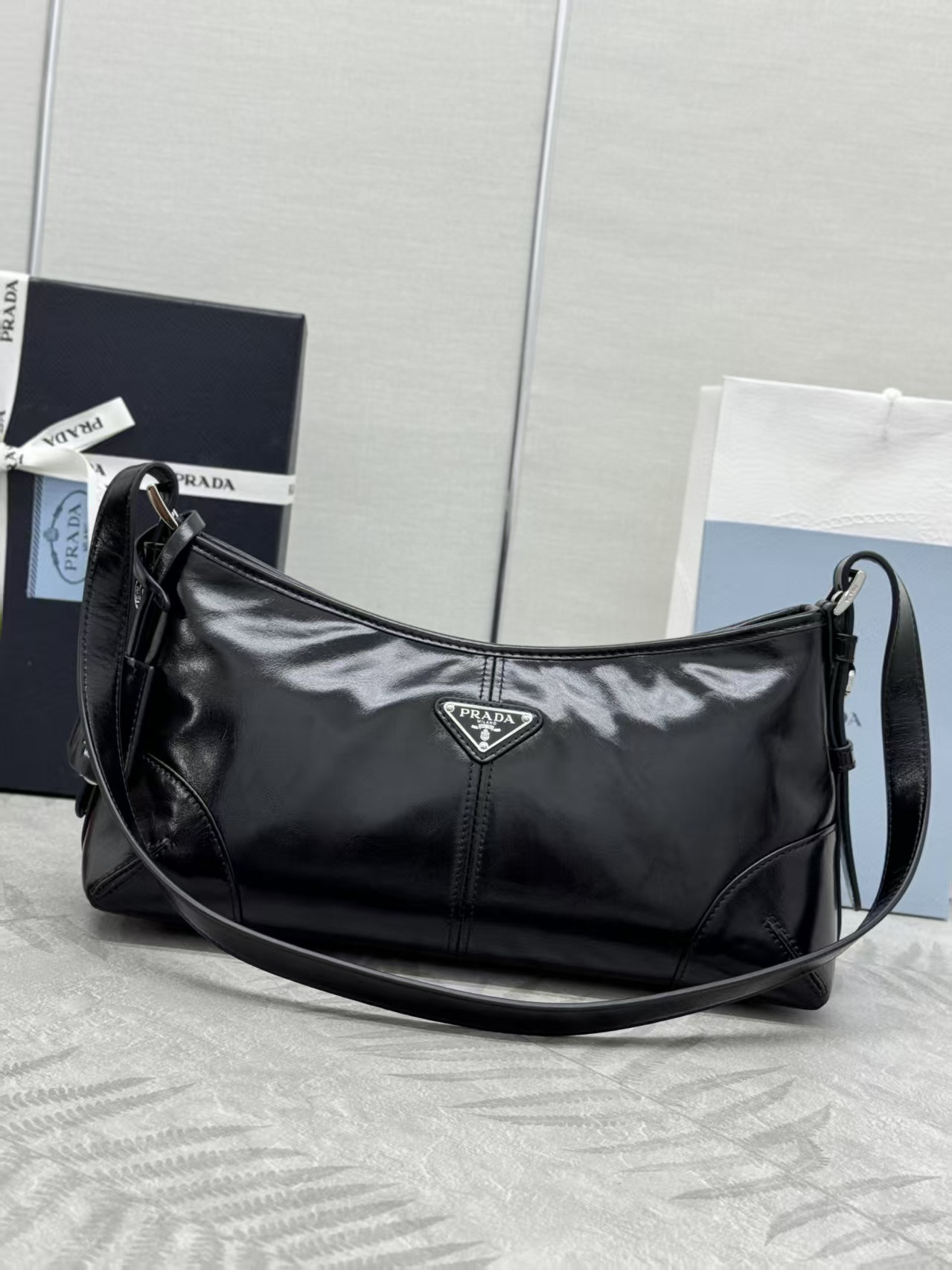 Pra*a Aimèe Medium Leather Shoulder Bag 15x32x10cm