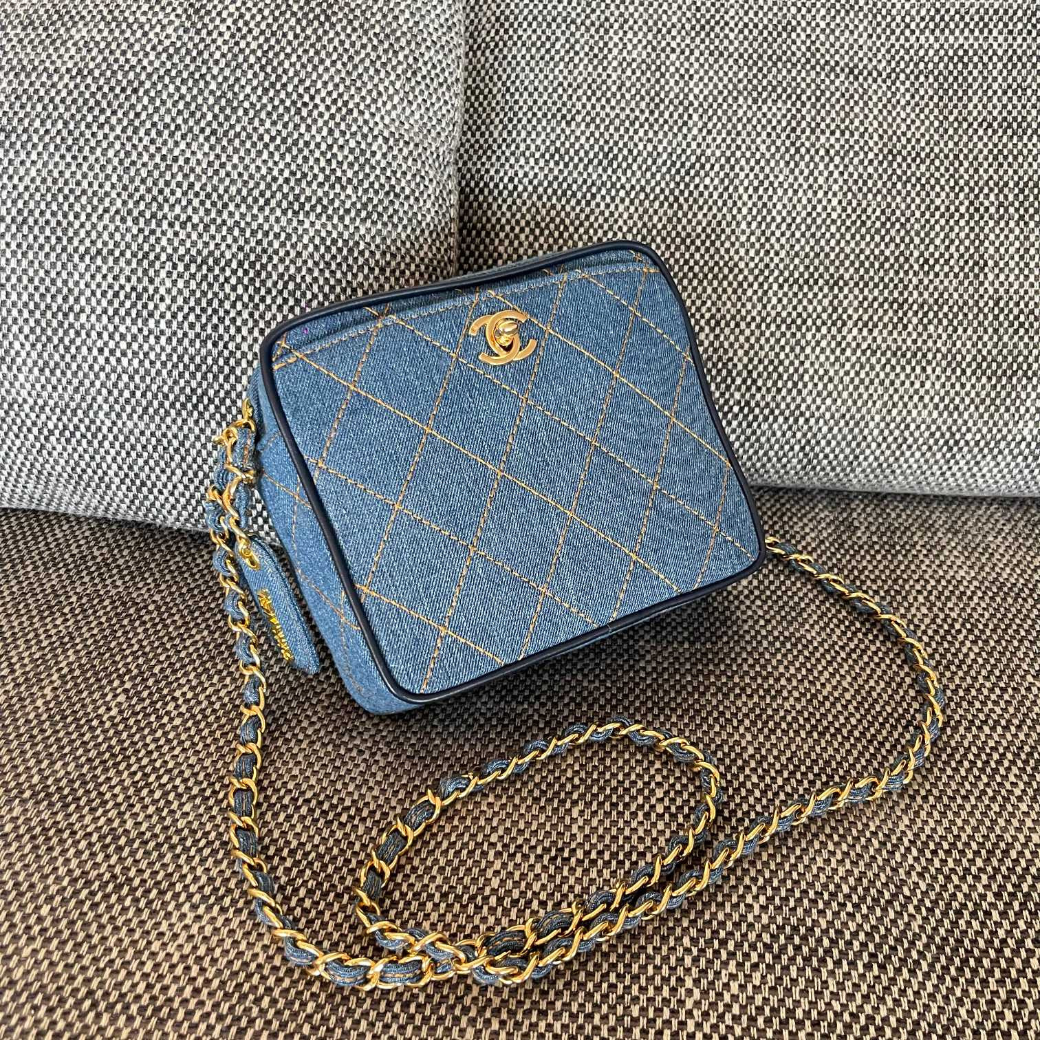 ch**el De*1m quilted bag 17.5x15.5x6.5cm