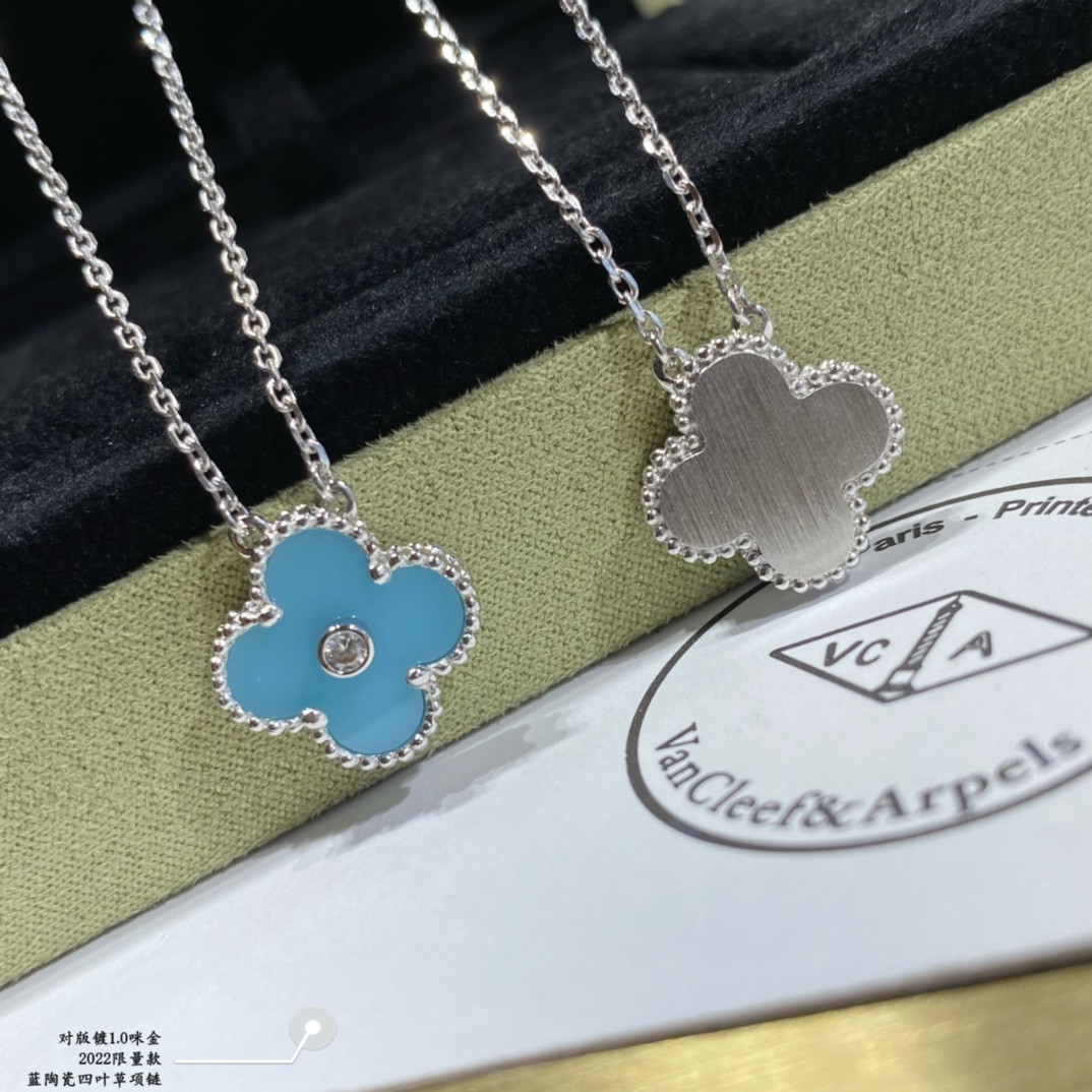 V*n Cl**f & Arpels Medium Classic Four Leaf Clover Necklace Diameter approx 1.5cm Chain length approx 40+5cm