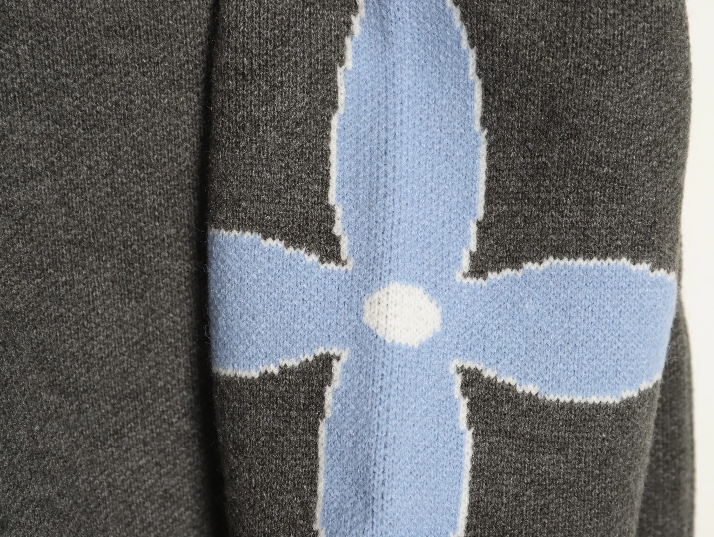 L0vis Vvtt0n 25ss Sweaters