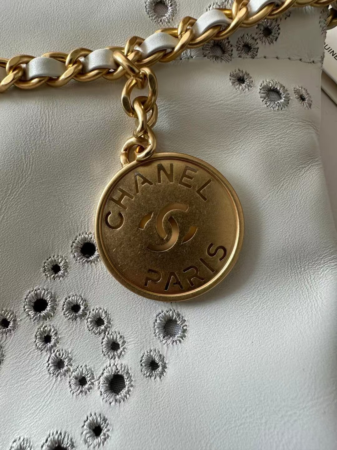 Ch**el 22 MINI HANDBAG Shiny Calfskin 20 × 19 × 6 cm