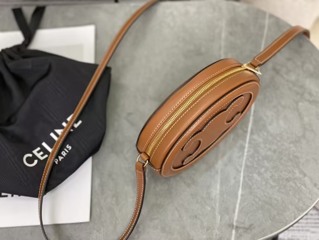Ce1i*e small calfskin cuir triomphe oval crossbody 20x15x6cm
