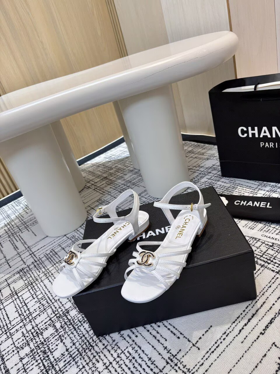 ua Ch**el sandals