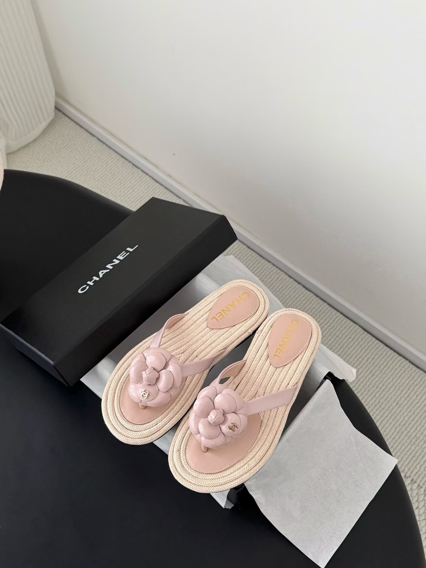 ua Ch**el thongs slides