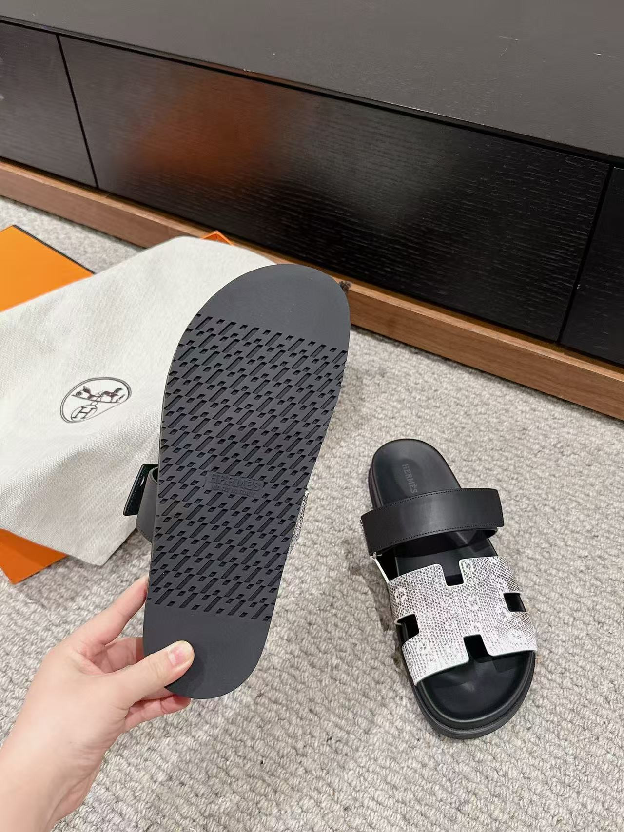 UA H**me5 Chypre Sandal