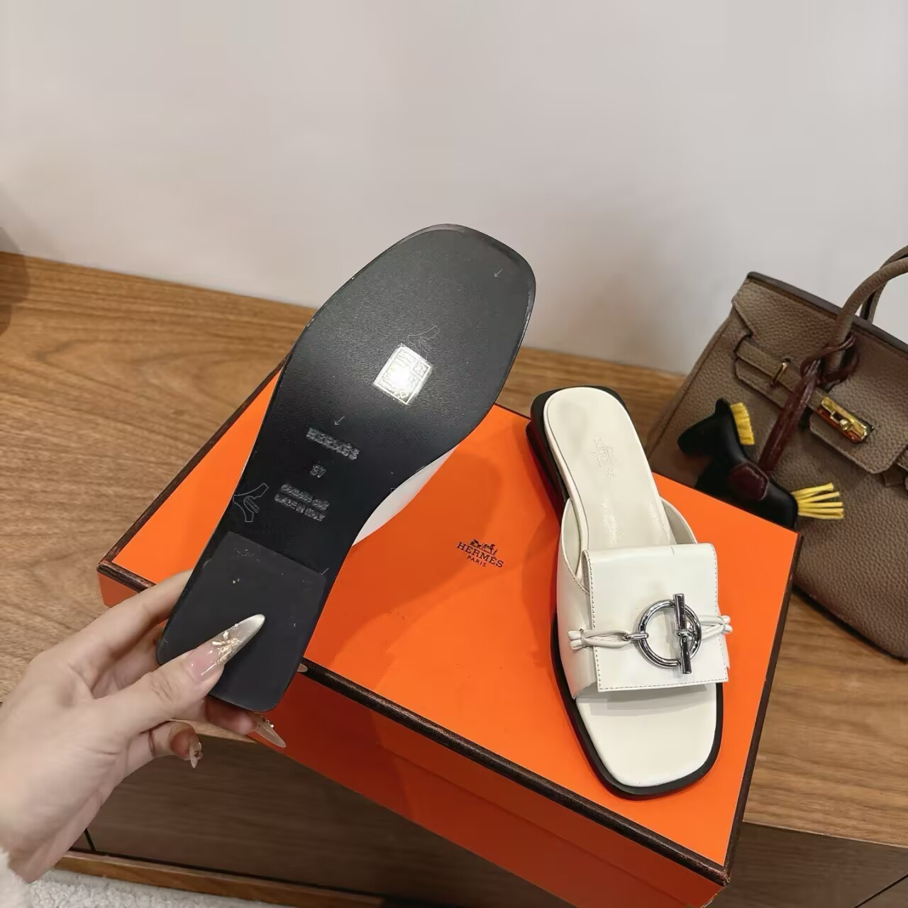 UA H**me5 Isle sandal