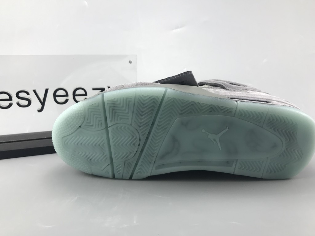 UA AIR JORDAN 4 RETRO KAWS "COOL GREY"