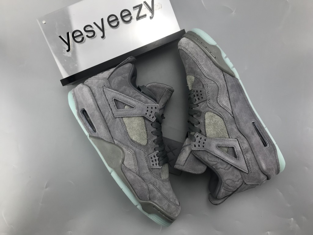 UA AIR JORDAN 4 RETRO KAWS "COOL GREY"