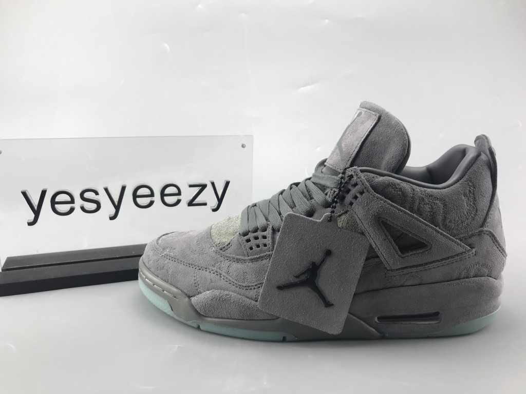UA AIR JORDAN 4 RETRO KAWS "COOL GREY"