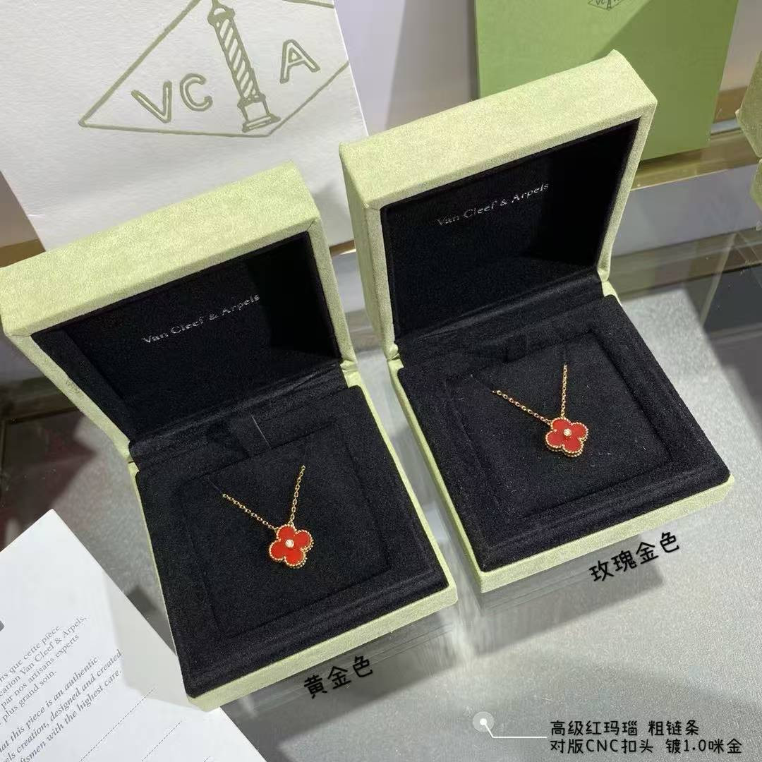 V*n Cl**f & Arpels Medium Classic Four Leaf Clover Necklace Diameter approx 1.5cm Chain length approx 40+5cm