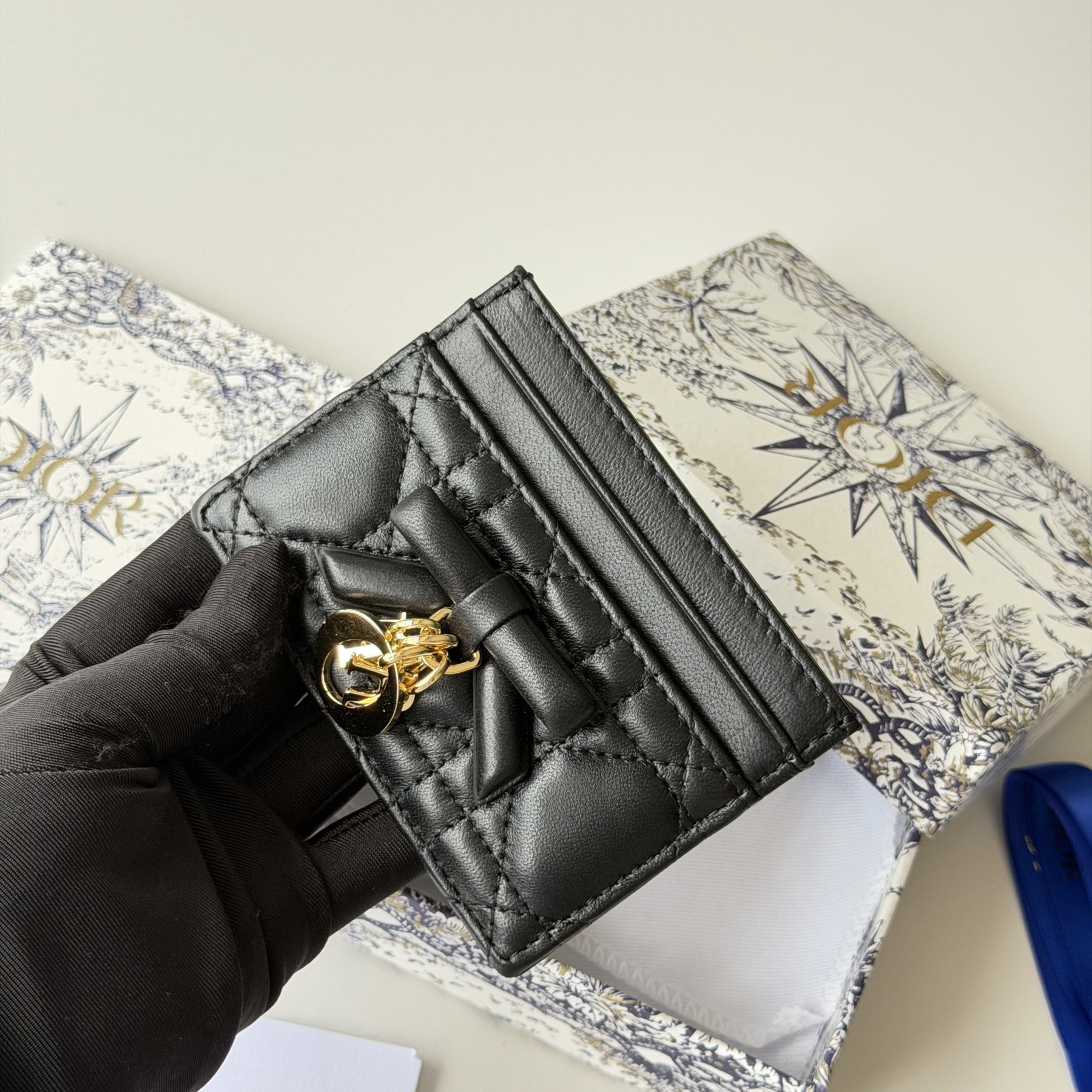 D10r Lady Freesia Card Holder 10.5 x 8 x 0.5 cm
