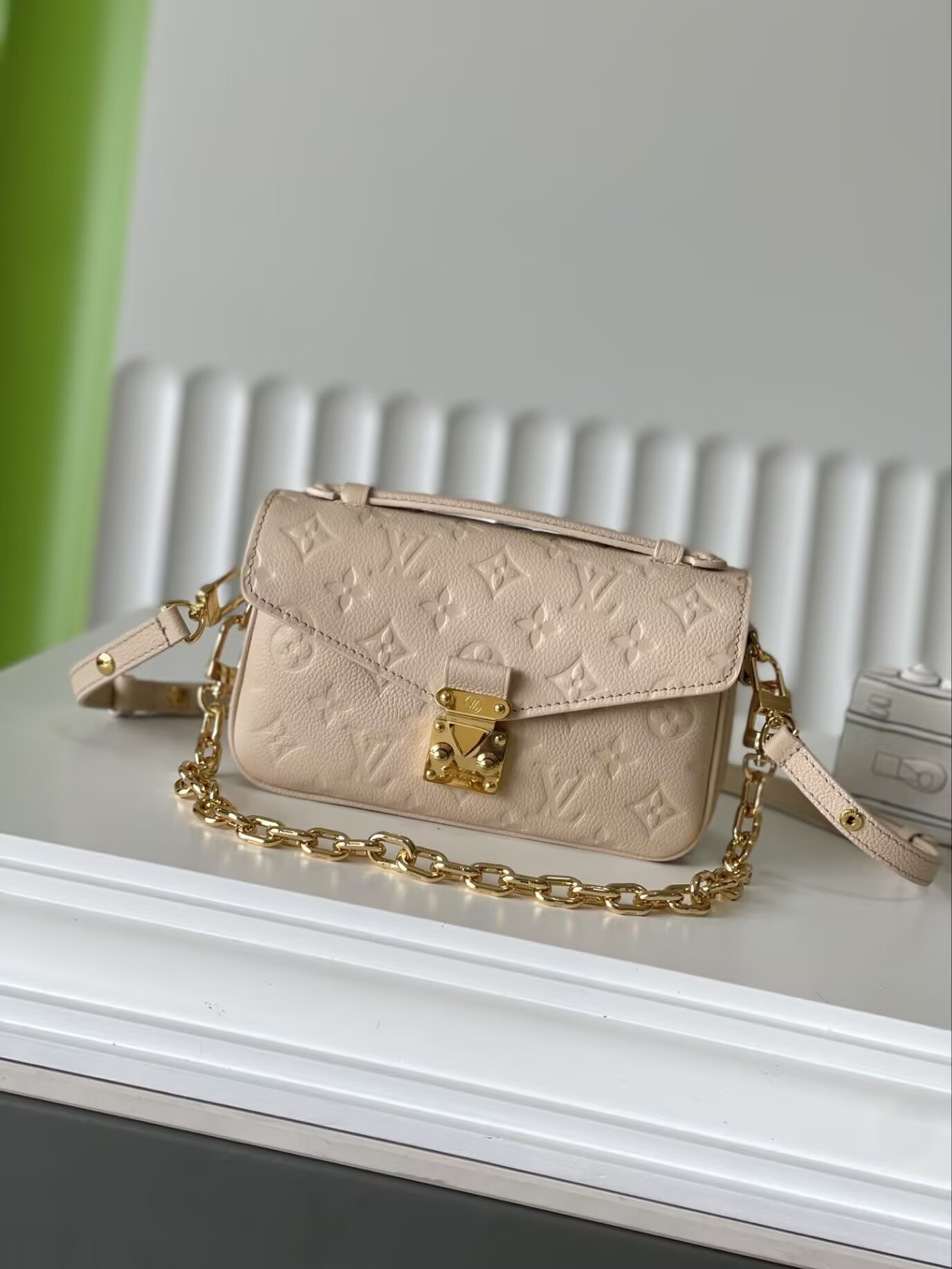 LV Pochette Metis EW M14322 21.5x13.5x6cm