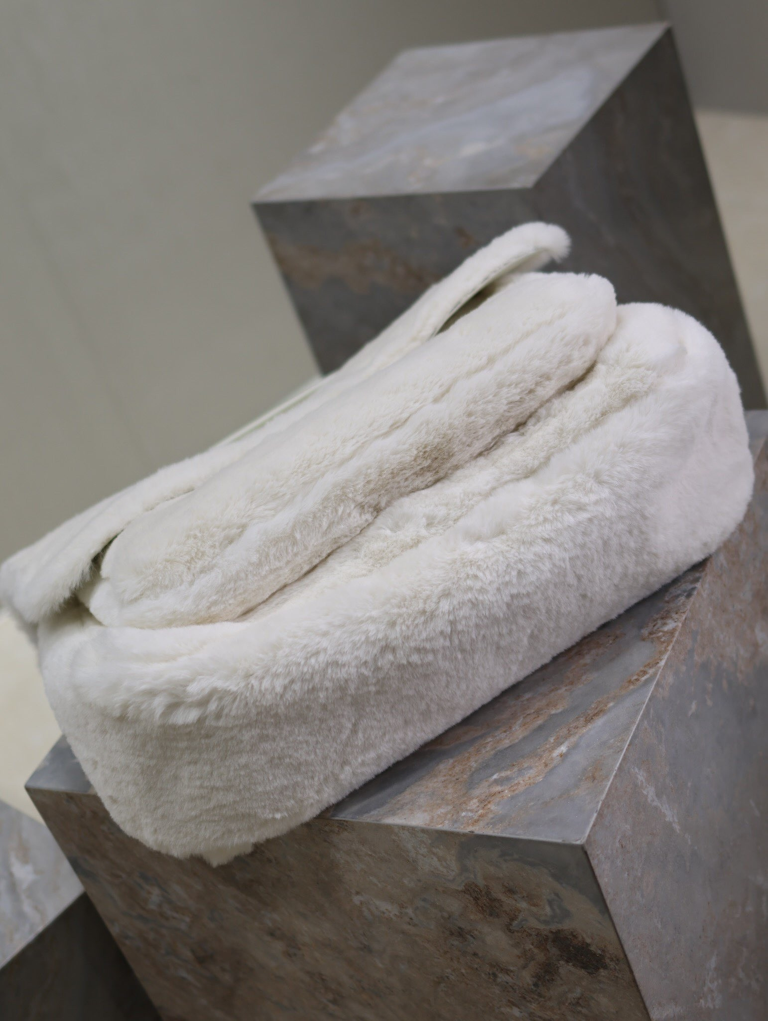 Y51 NIKI LARGE IN SHEARLING 47 X 34 X 16 CM