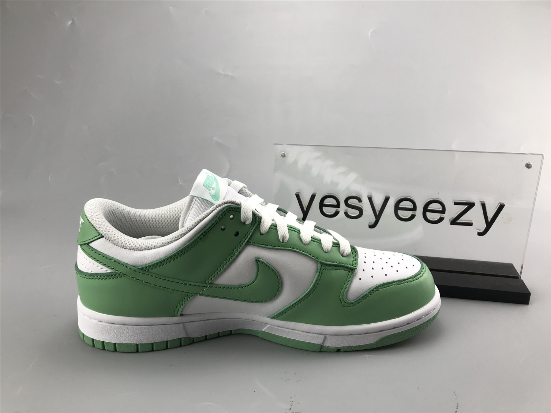 UA NIKE DUNK LOW WMNS "GREEN GLOW"