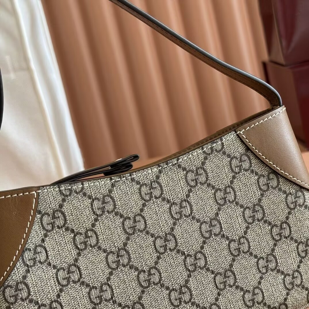 Gvc*1 GG Emblem Small Shoulder Bag 23x13x2cm