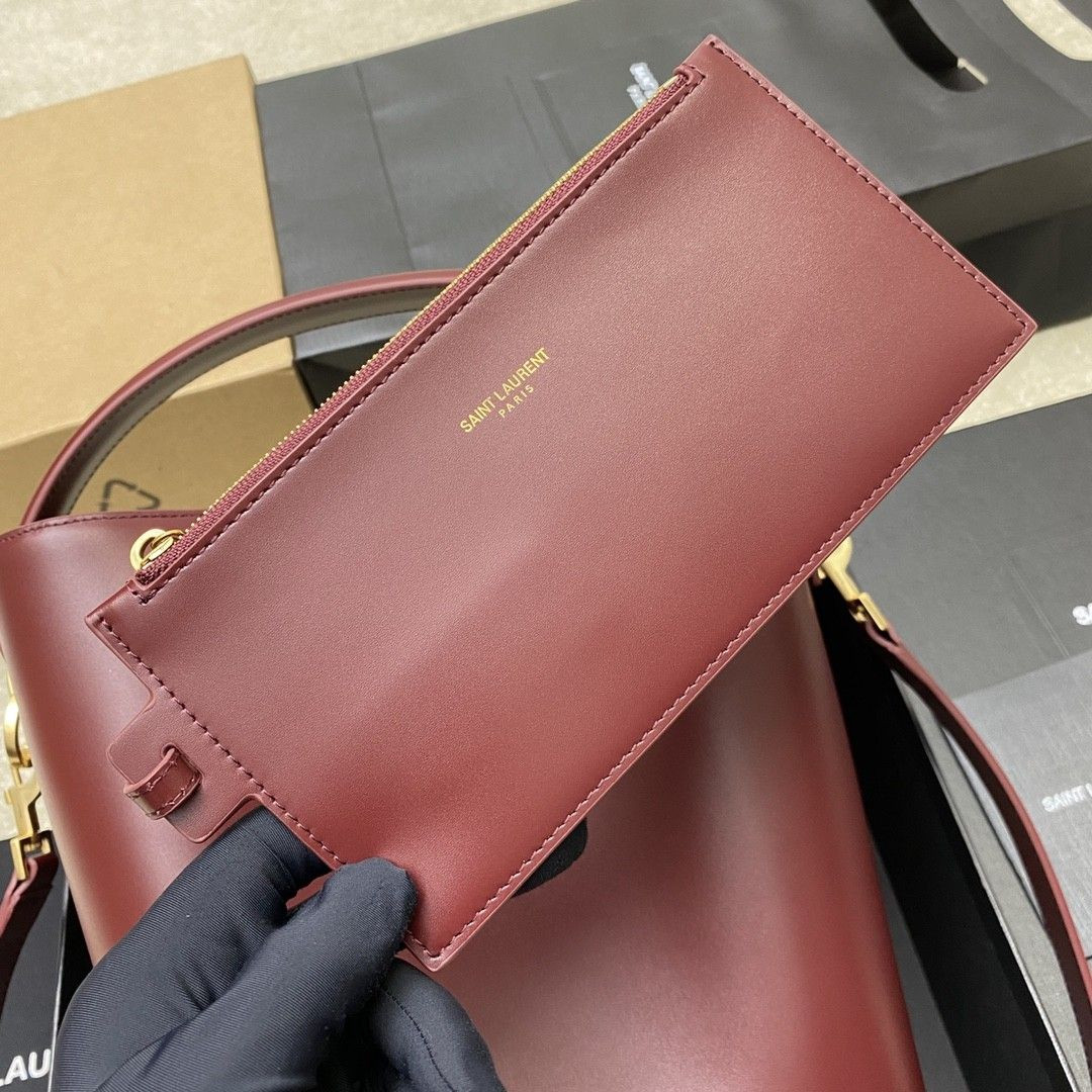 Y51 LE 37 In Shiny Leather 26x20x12cm