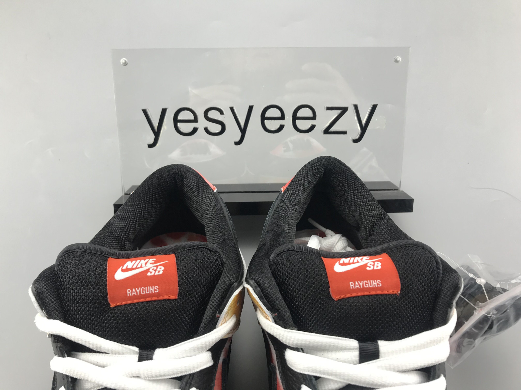 UA NIKE SB DUNK LOW PRO QS RAYGUN TIE-DYE BLACK