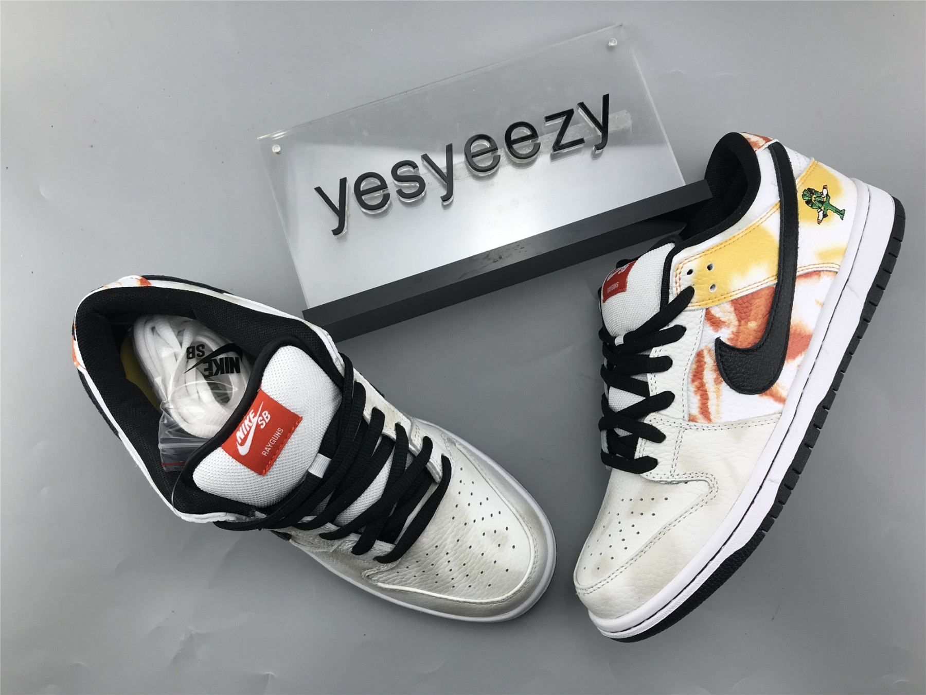 UA NIKE SB DUNK LOW PRO QS "RAYGUN TIE-DYE"