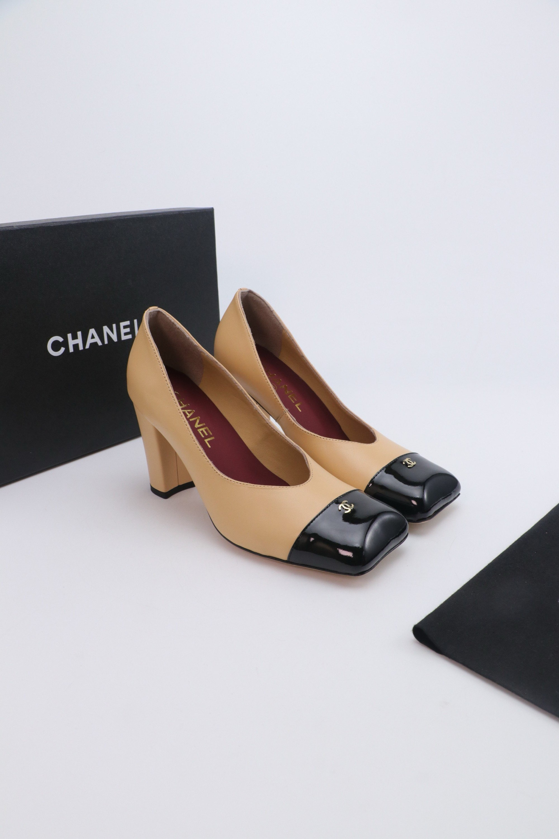 ua Ch**el pumps