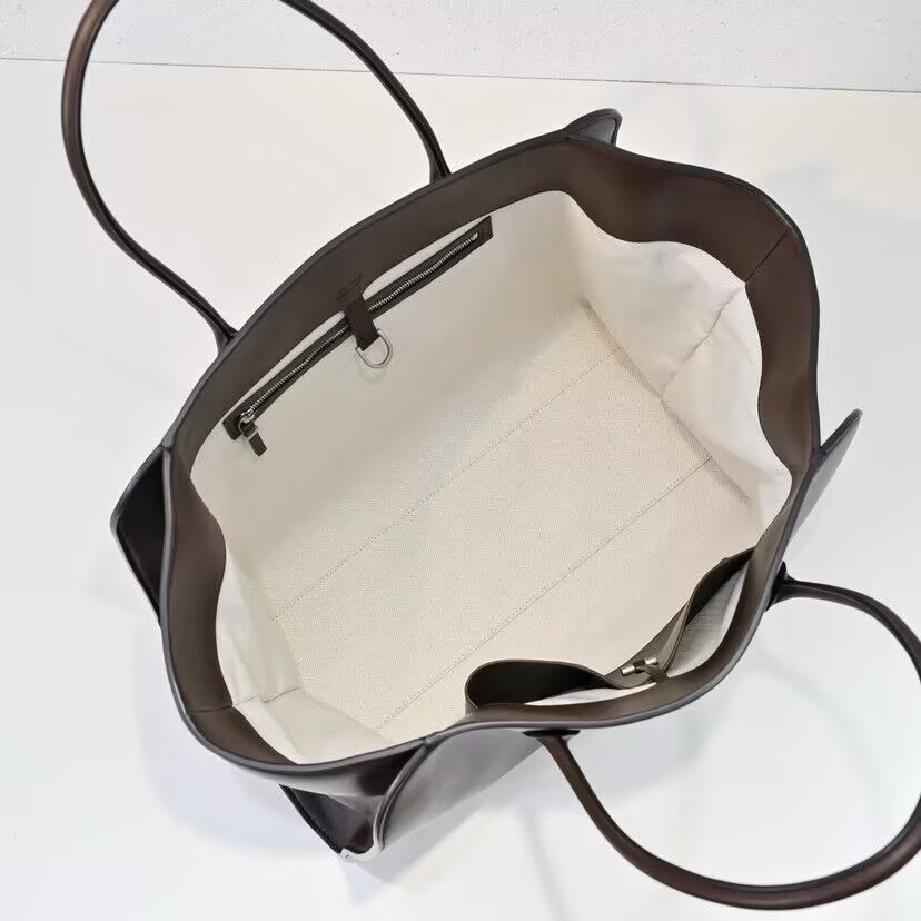 The R0w Marlo Bag in Leather 43x19x30cm