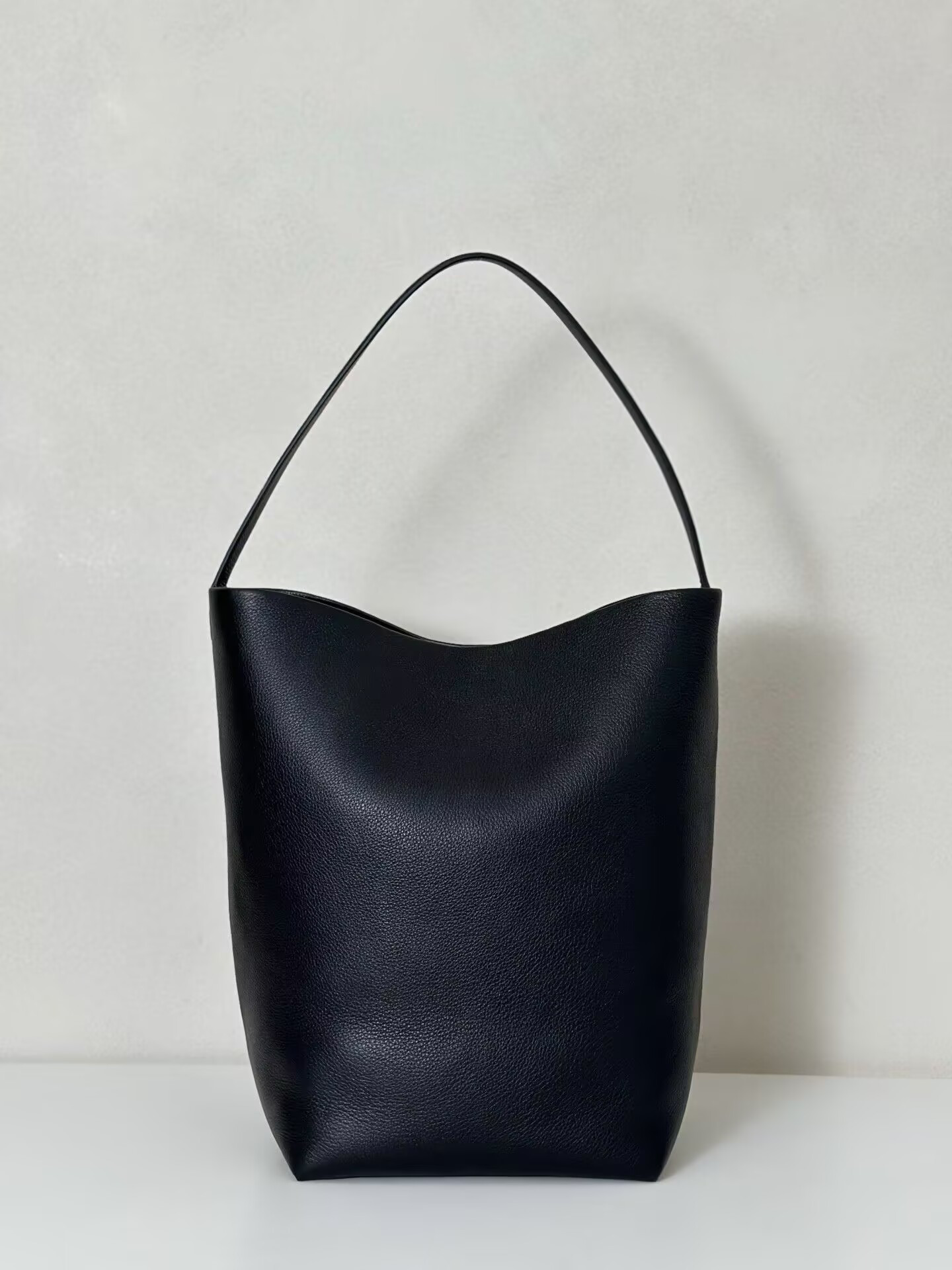 The R0w Large N/S Park Tote Bag in Leather 38x43x20cm