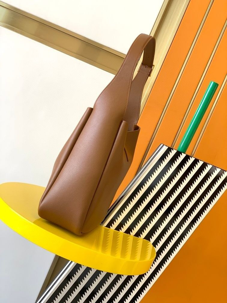 Y51 LE 5 À 7 S*pPLE SMALL IN GRAINED LEATHER 23 x 22 x 8.5 cm