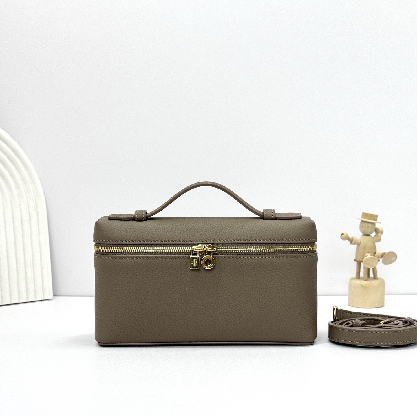 L0r0 P1ana Extra Pocket L19 Grained Calfskin 11 x 19 x 6.5 cm