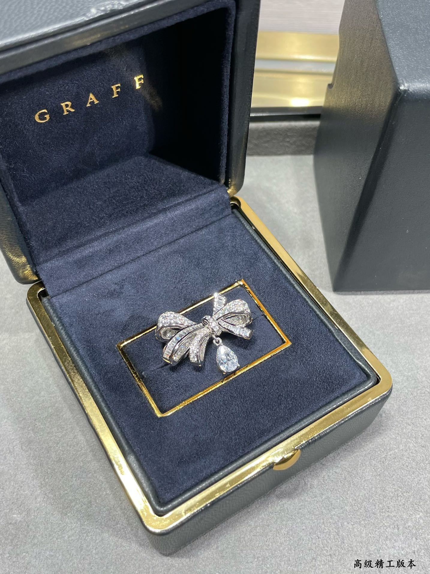 Graff Bowknot Ring with Rhinestones Ag925