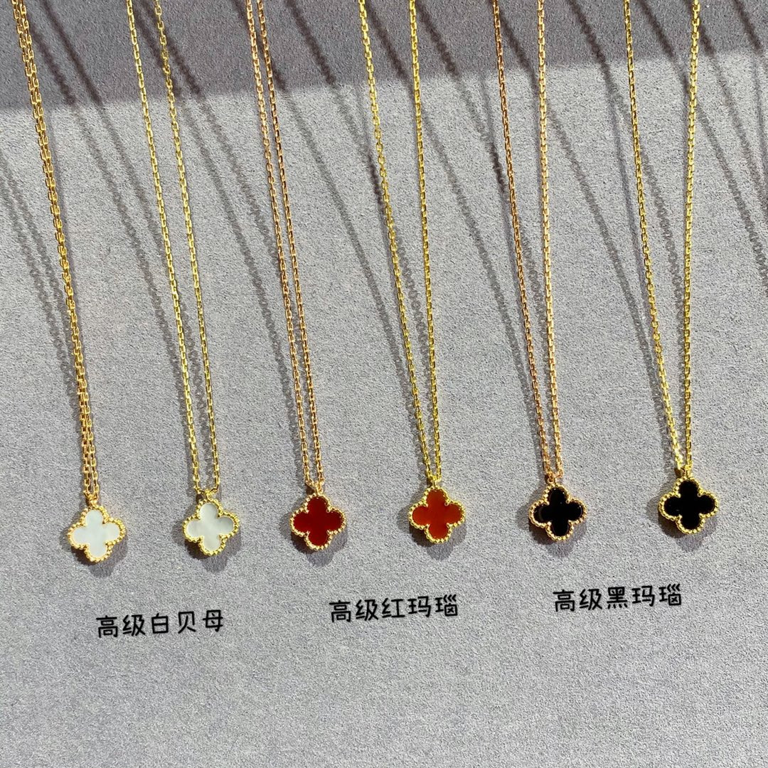 V*n Cl**f & Arpels Mini Four-Leaf Clover Necklace Diameter approx 1.0cm, Chain length approx 40+5cm