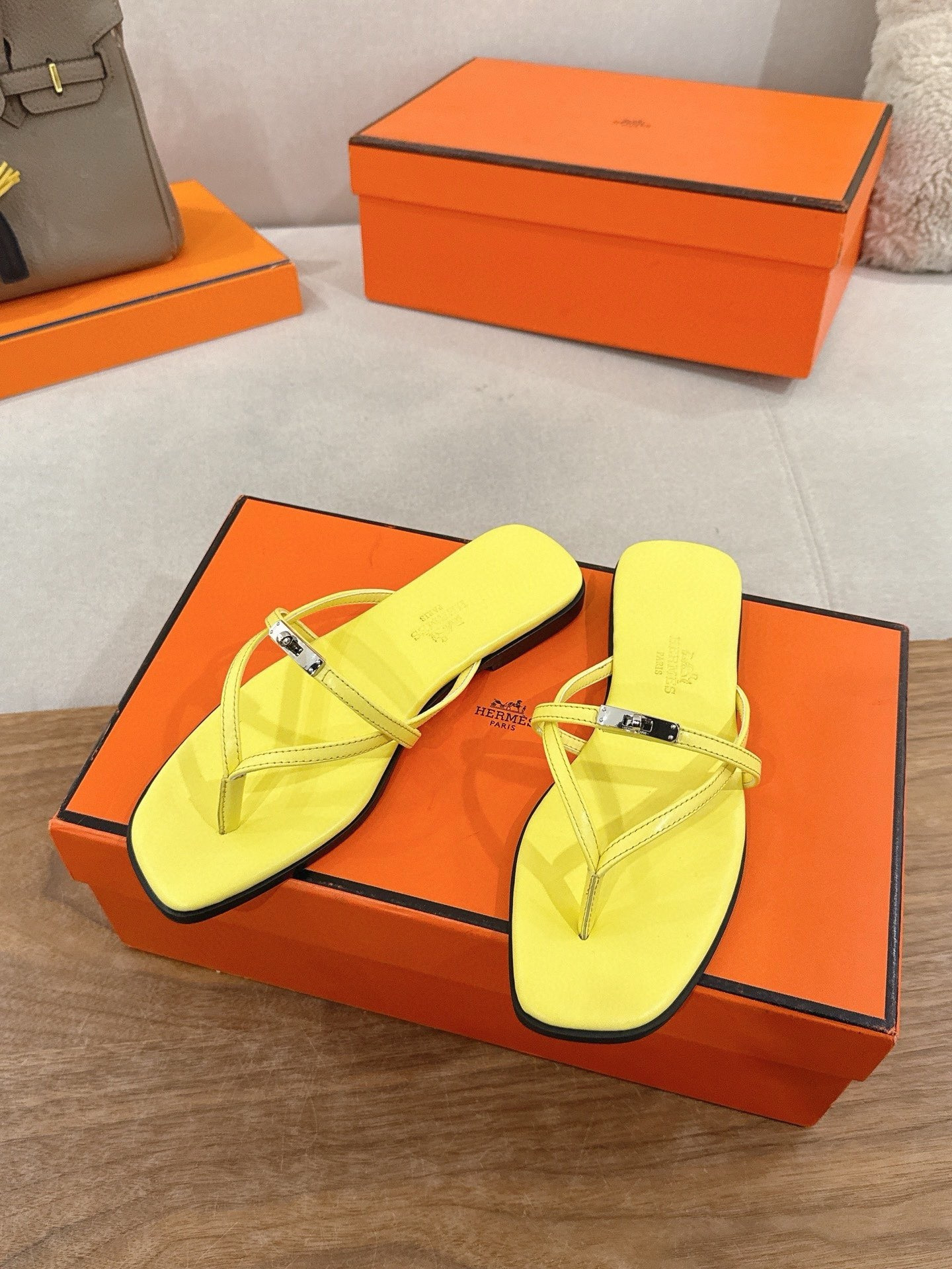 ua H**me5 miss sandals