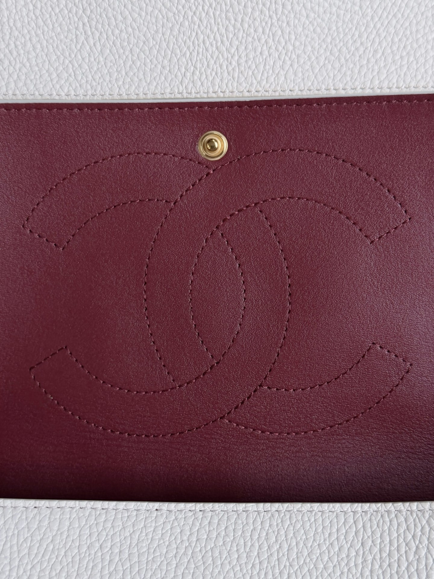 Ch**el Maxi Flap bag in White with Gold-Tone Hardware AS6231 19.5x32x10cm