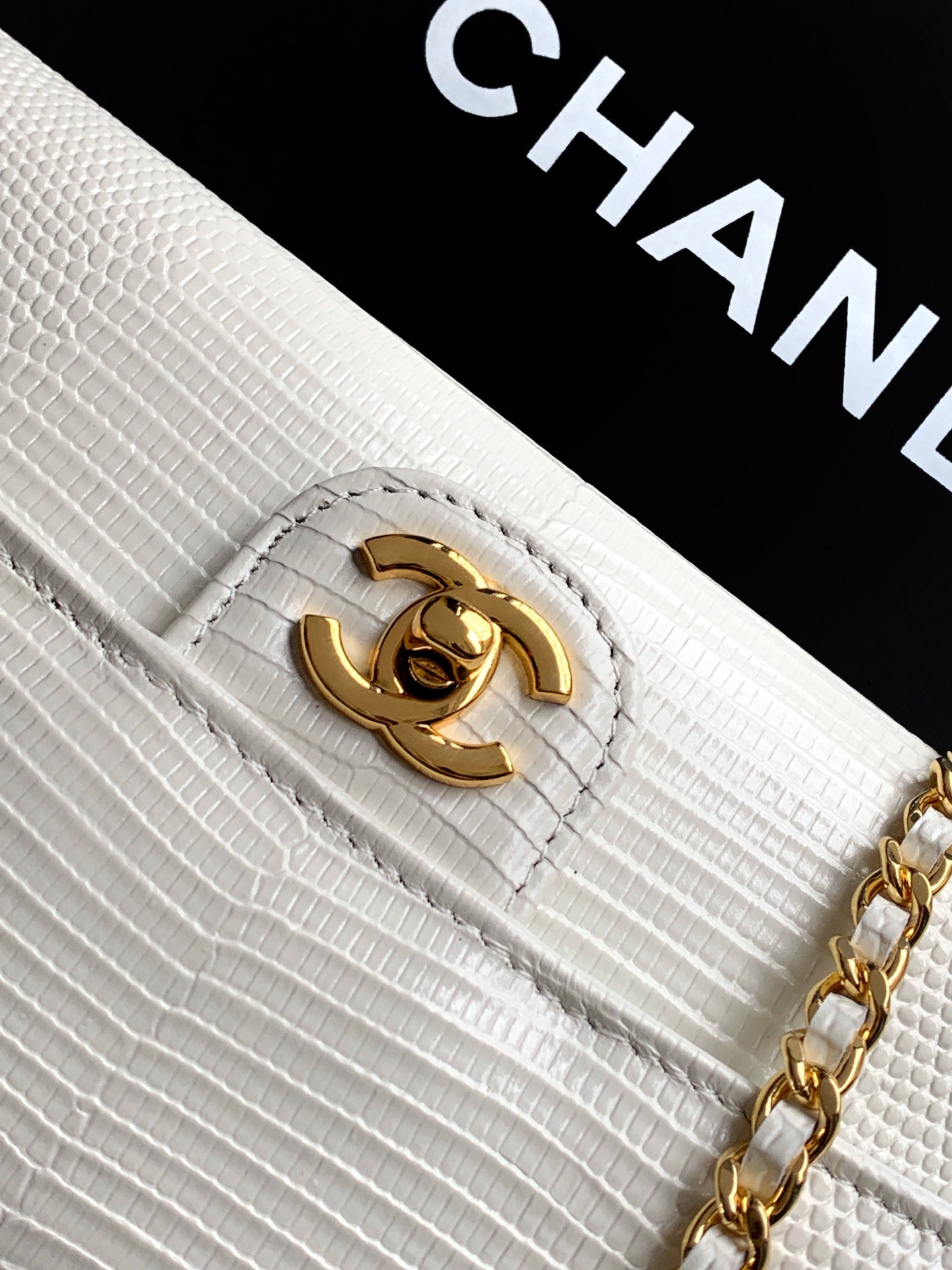 Ch**el clutch with chain ap5280 9.5x25x5cm