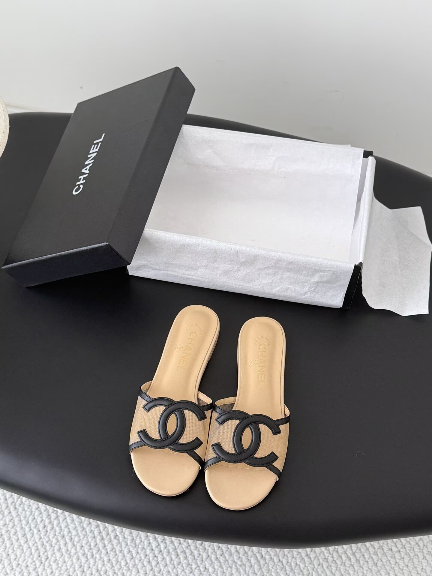 ua Ch**el sandals