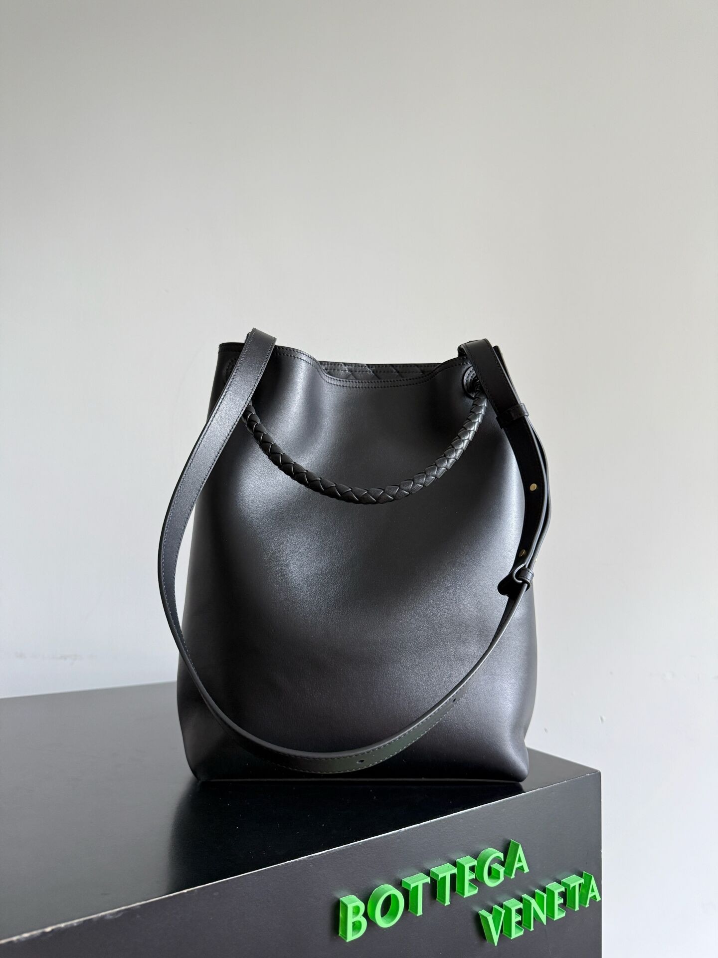 B0tt*ga Ven*ta Andiamo Medium Leather Bucket Bag 34x24x12cm Without Box