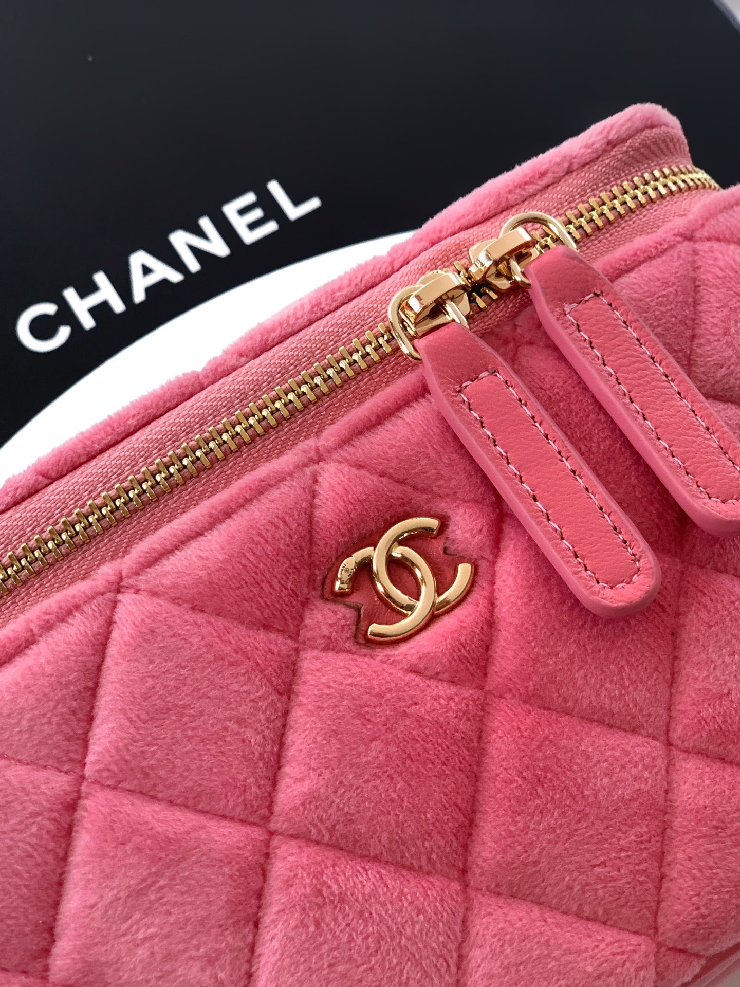 Ch**el vanity with chain 9.5x17x8cm