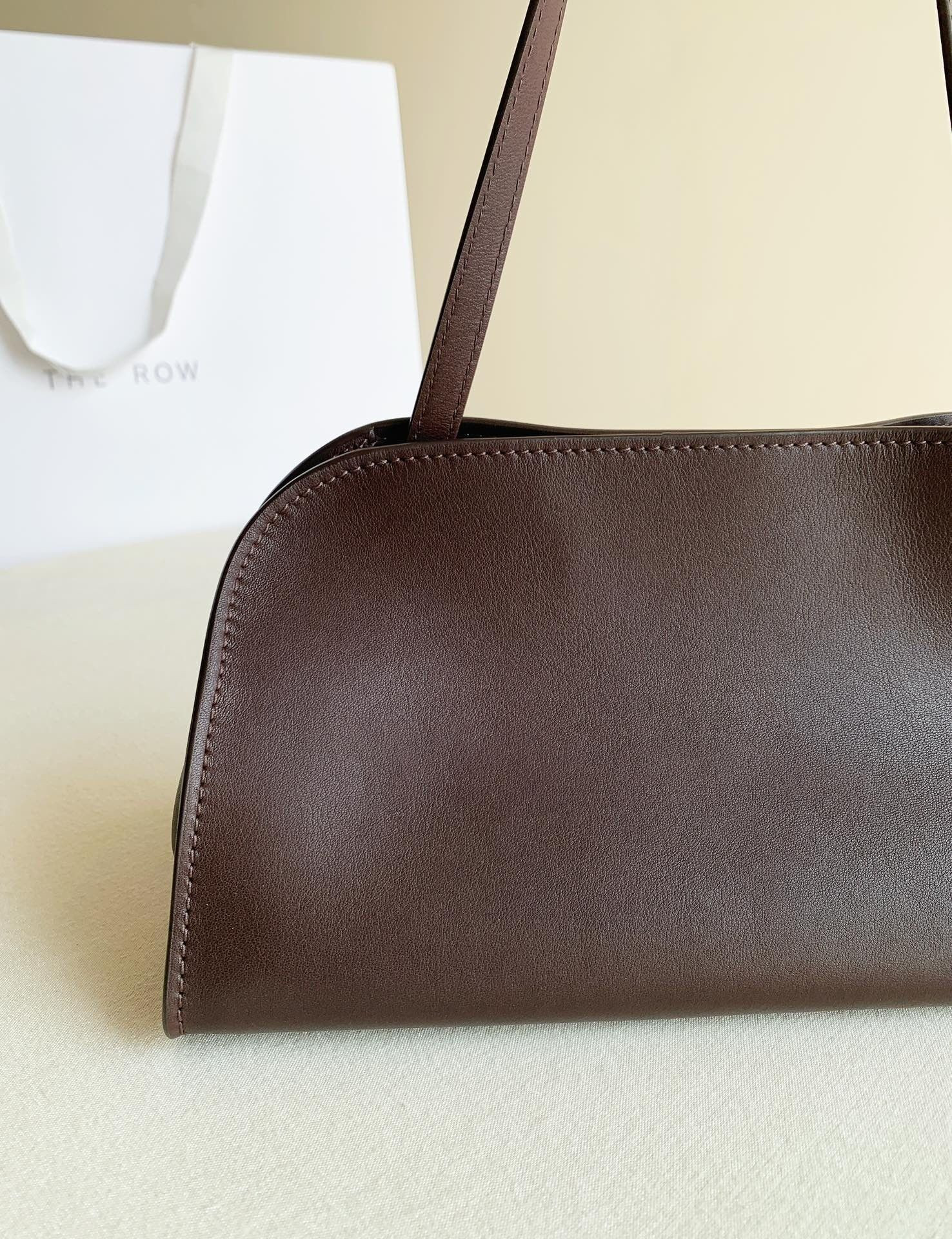 The R0w Peggy Clutch in Leather 28x13x14cm