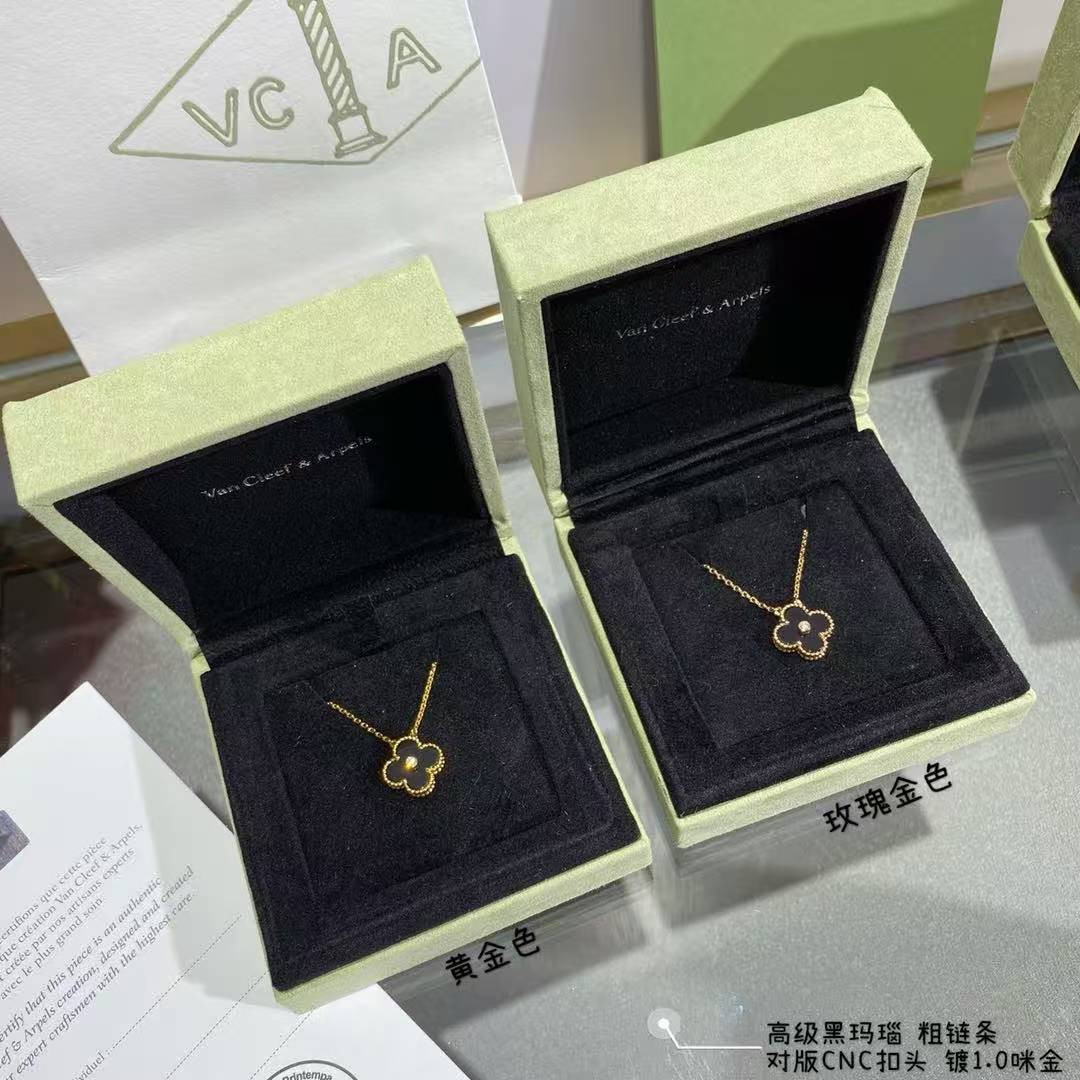 V*n Cl**f & Arpels Medium Classic Four Leaf Clover Necklace Diameter approx 1.5cm Chain length approx 40+5cm