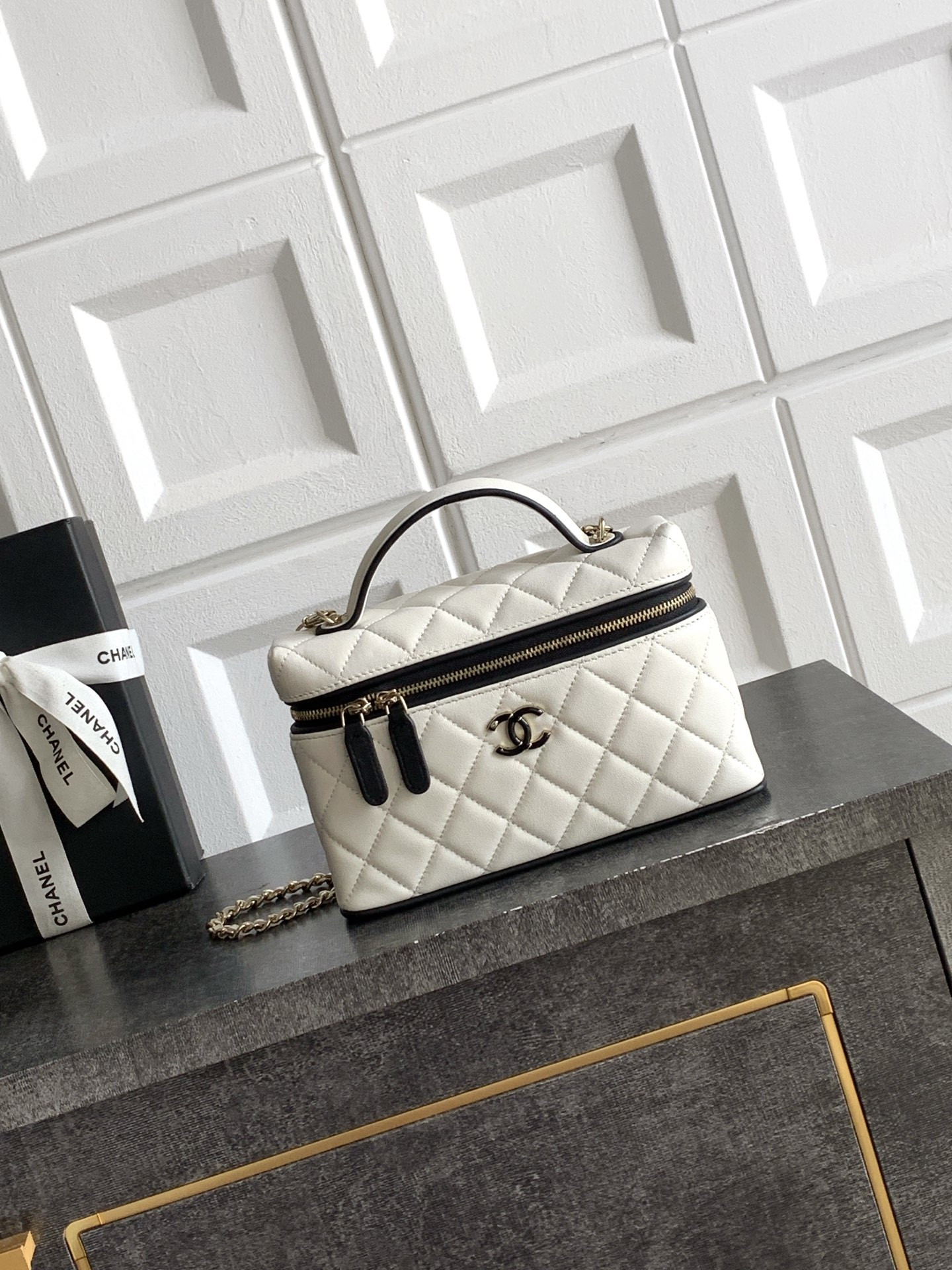 Ch**el vanity with chain ap5186 17x19.5x5cm