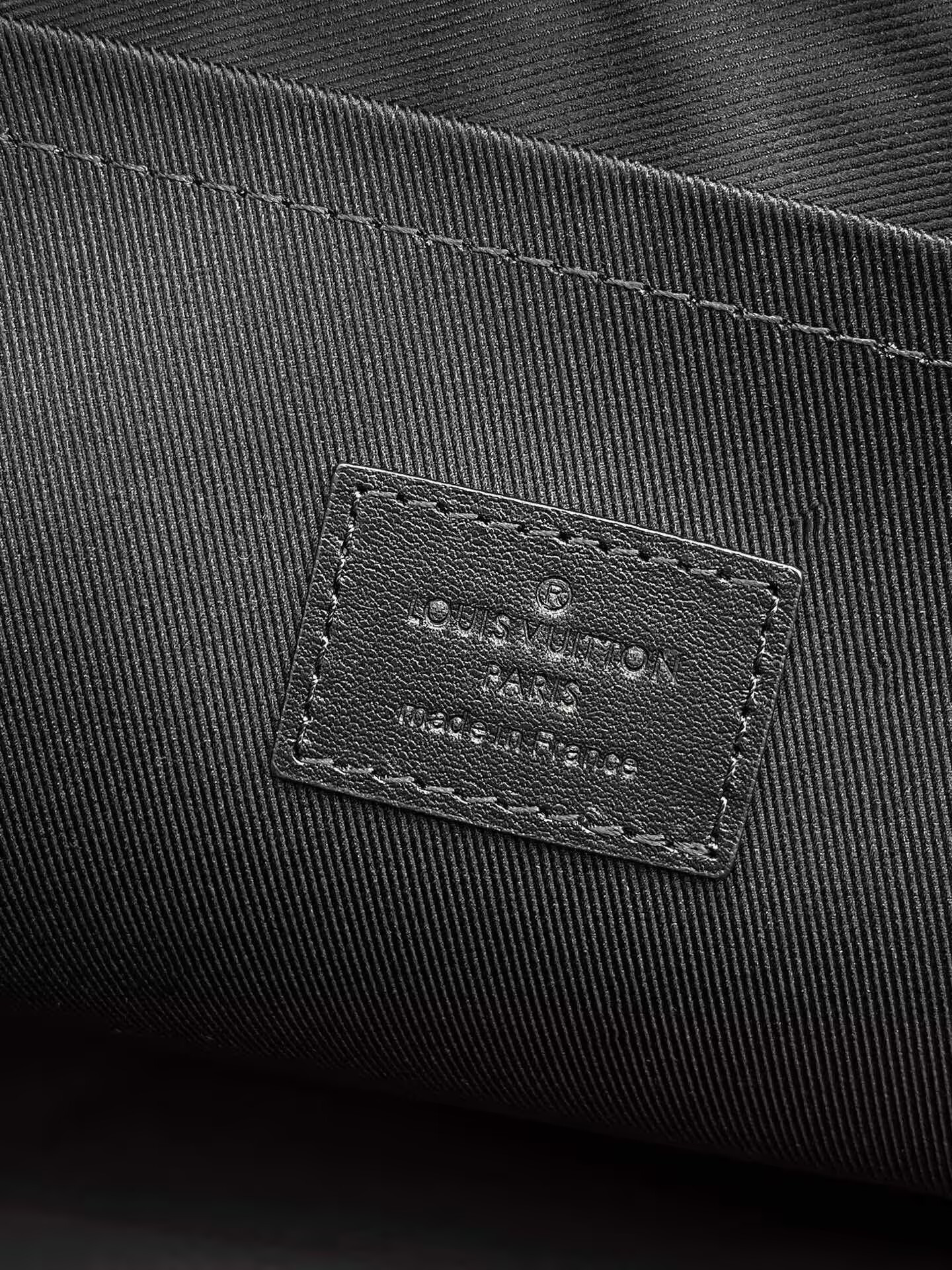LV To-Go Pochette M81570 34x25x2cm